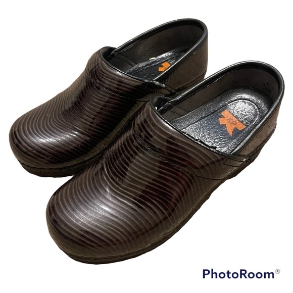 Dansko Womens Dansko XP Black Swirl Patent Leather Clogs size 37 - Picture 1 of 9